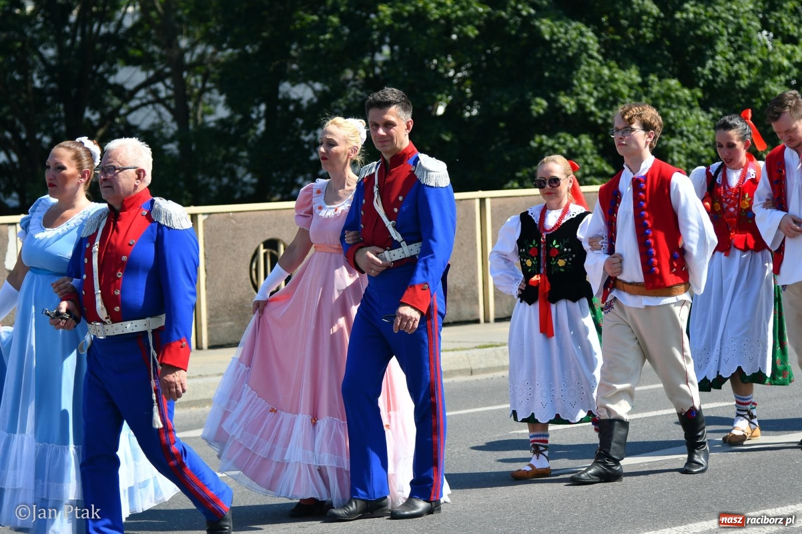 Zdjęcie w galerii na portalu naszraciborz.pl: Międzynarodowe Spotkania Artystyczne w Raciborzu. Barwny korowód przeszedł ulicami miasta wiadomości z regionu