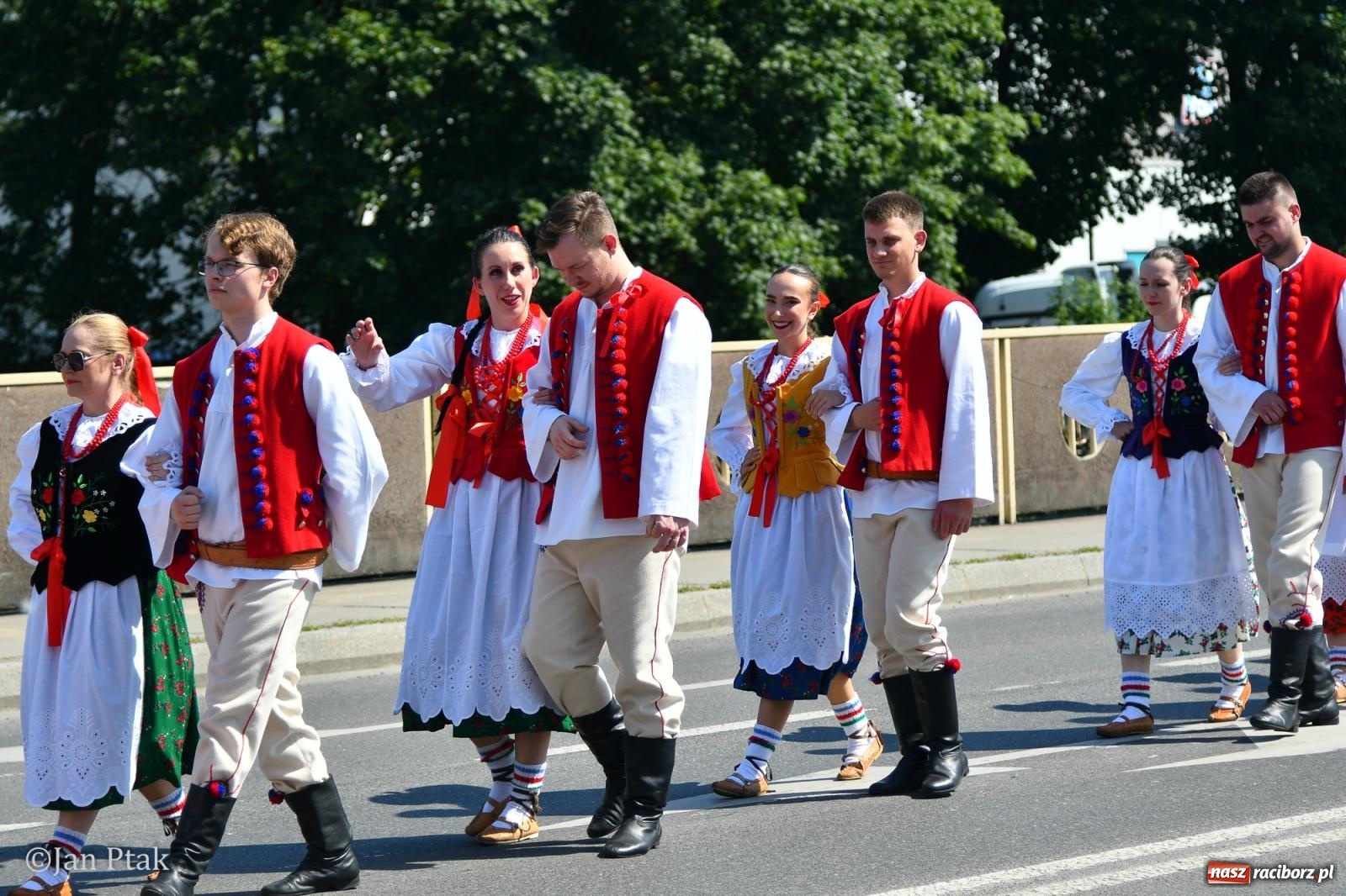 Zdjęcie w galerii na portalu naszraciborz.pl: Międzynarodowe Spotkania Artystyczne w Raciborzu. Barwny korowód przeszedł ulicami miasta wiadomości z regionu