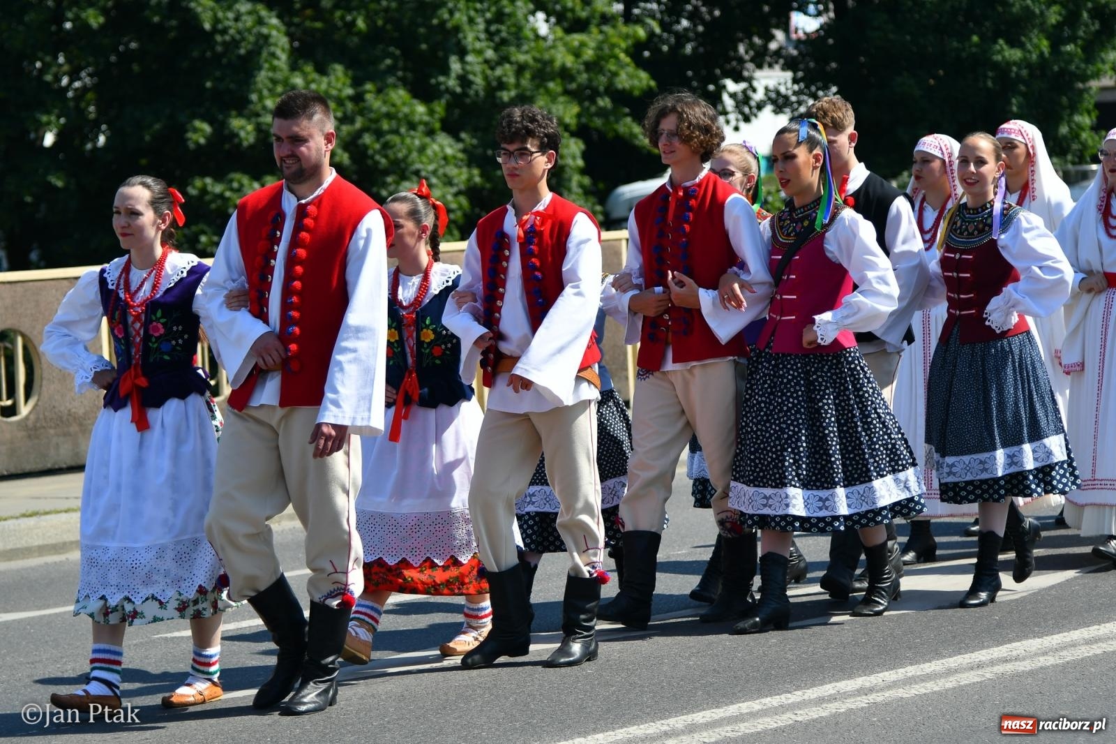 Zdjęcie w galerii na portalu naszraciborz.pl: Międzynarodowe Spotkania Artystyczne w Raciborzu. Barwny korowód przeszedł ulicami miasta wiadomości z regionu