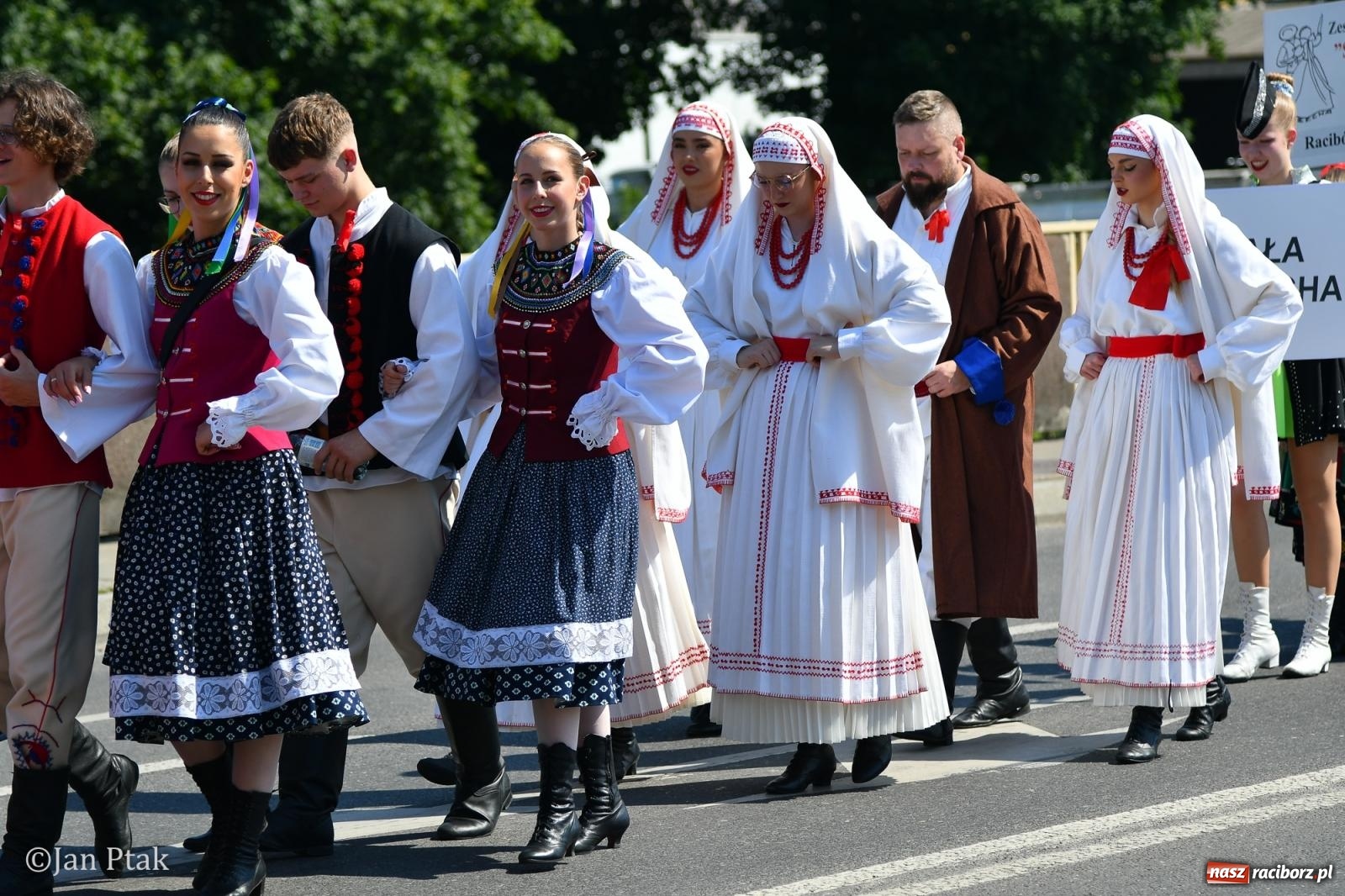 Zdjęcie w galerii na portalu naszraciborz.pl: Międzynarodowe Spotkania Artystyczne w Raciborzu. Barwny korowód przeszedł ulicami miasta wiadomości z regionu