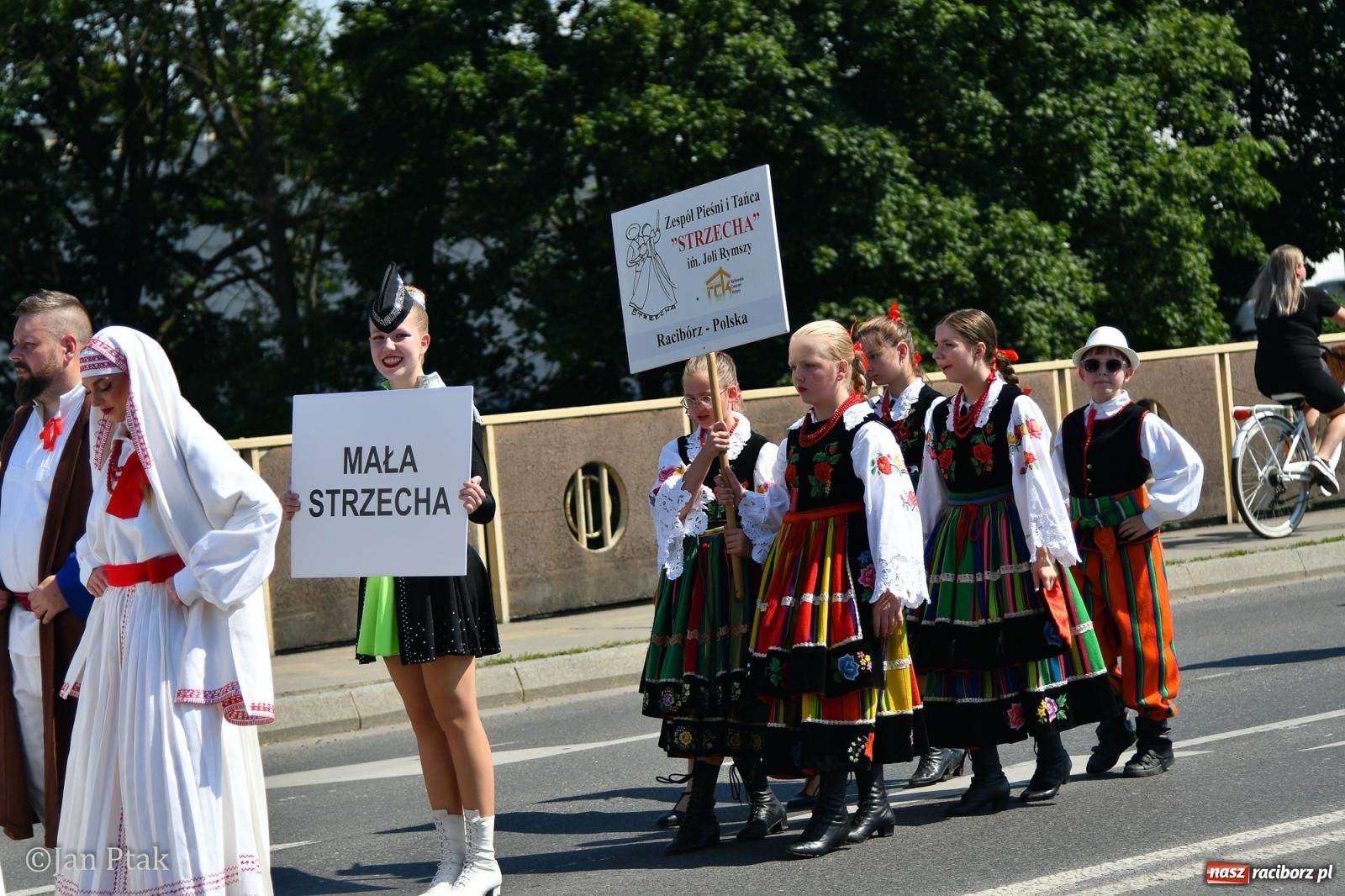 Zdjęcie w galerii na portalu naszraciborz.pl: Międzynarodowe Spotkania Artystyczne w Raciborzu. Barwny korowód przeszedł ulicami miasta wiadomości z regionu