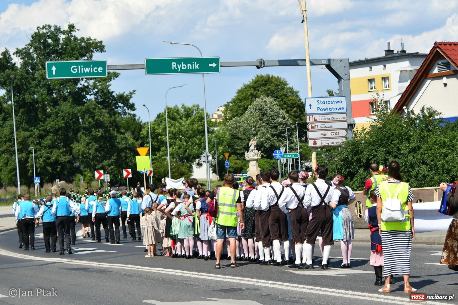 Zdjęcie w galerii na portalu naszraciborz.pl: Międzynarodowe Spotkania Artystyczne w Raciborzu. Barwny korowód przeszedł ulicami miasta wiadomości z regionu