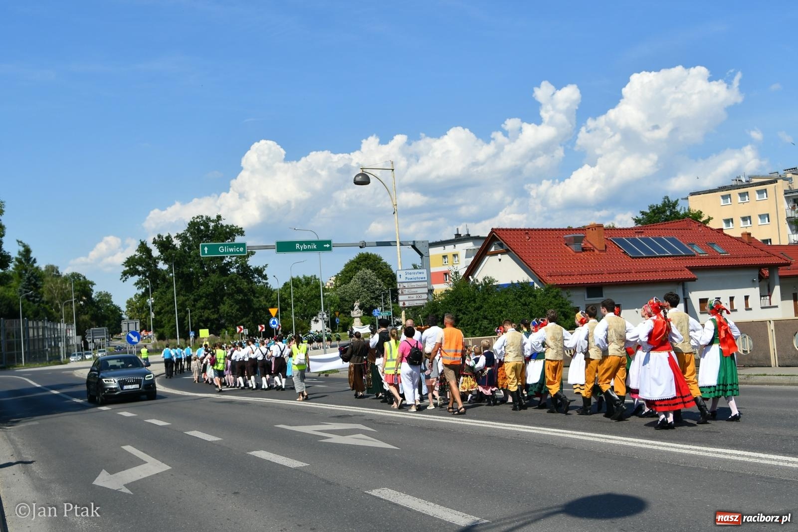 Zdjęcie w galerii na portalu naszraciborz.pl: Międzynarodowe Spotkania Artystyczne w Raciborzu. Barwny korowód przeszedł ulicami miasta wiadomości z regionu