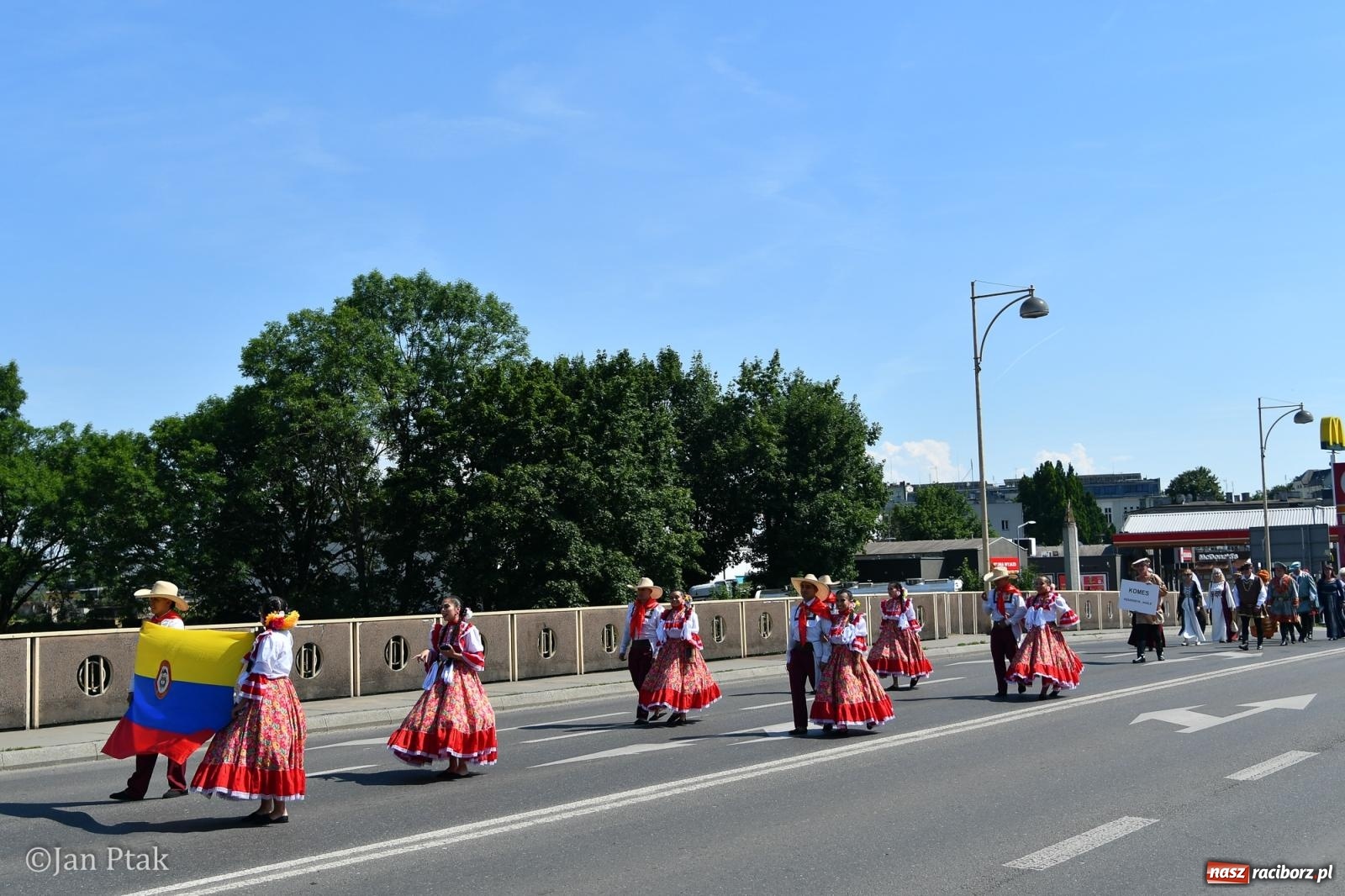 Zdjęcie w galerii na portalu naszraciborz.pl: Międzynarodowe Spotkania Artystyczne w Raciborzu. Barwny korowód przeszedł ulicami miasta wiadomości z regionu