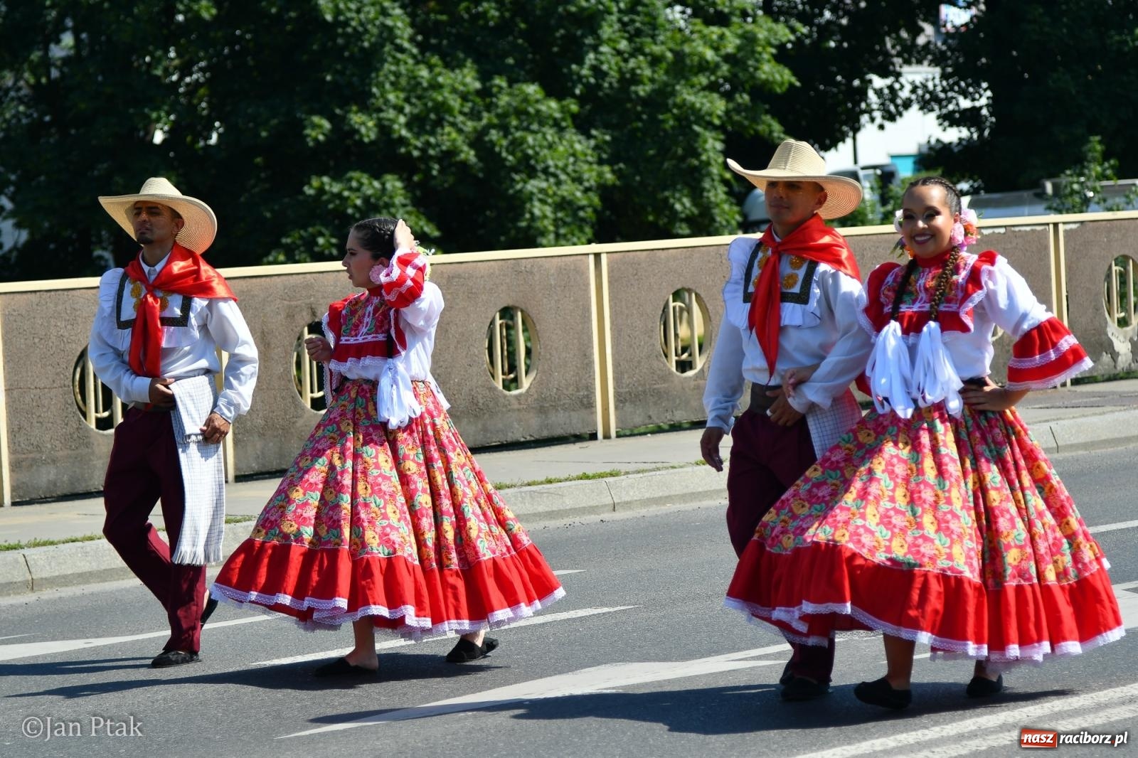 Zdjęcie w galerii na portalu naszraciborz.pl: Międzynarodowe Spotkania Artystyczne w Raciborzu. Barwny korowód przeszedł ulicami miasta wiadomości z regionu