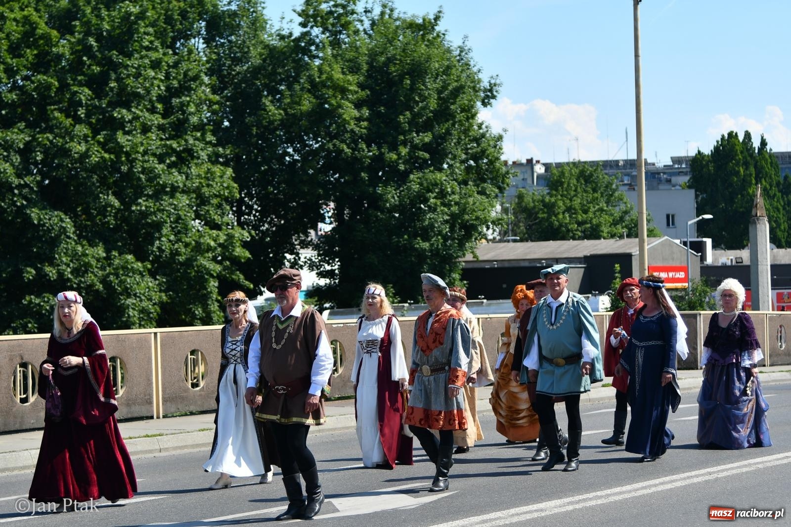 Zdjęcie w galerii na portalu naszraciborz.pl: Międzynarodowe Spotkania Artystyczne w Raciborzu. Barwny korowód przeszedł ulicami miasta wiadomości z regionu