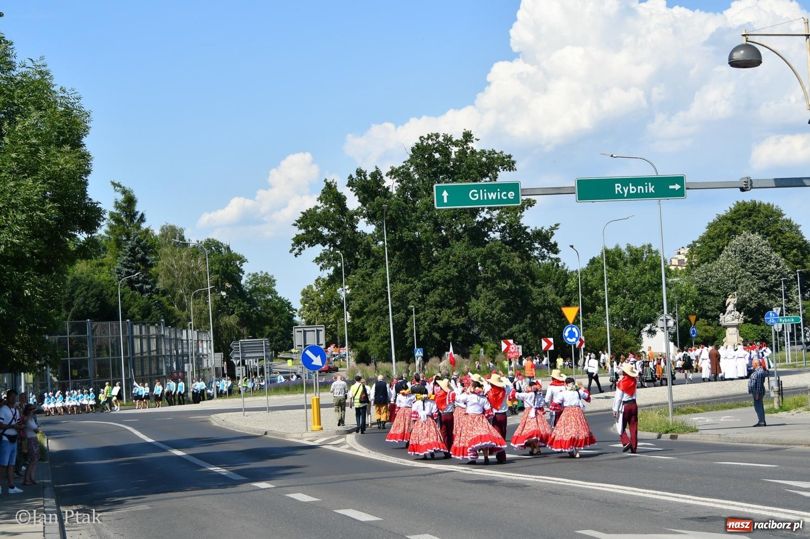 Zdjęcie w galerii na portalu naszraciborz.pl: Międzynarodowe Spotkania Artystyczne w Raciborzu. Barwny korowód przeszedł ulicami miasta wiadomości z regionu