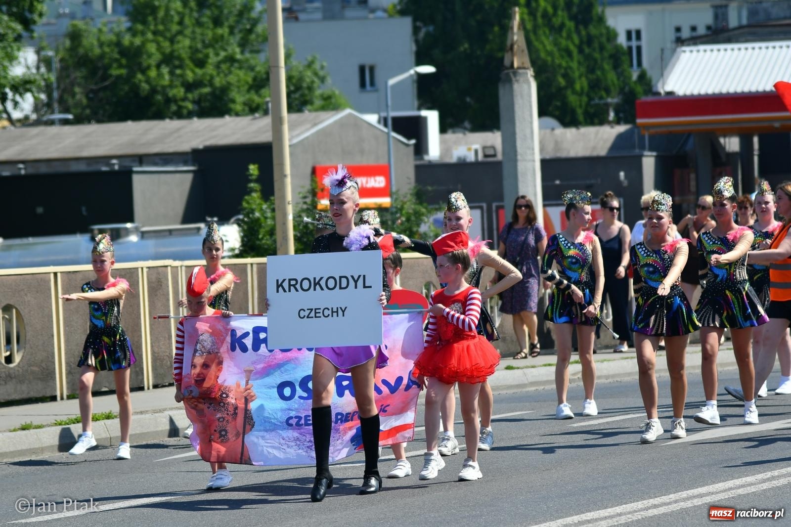 Zdjęcie w galerii na portalu naszraciborz.pl: Międzynarodowe Spotkania Artystyczne w Raciborzu. Barwny korowód przeszedł ulicami miasta wiadomości z regionu