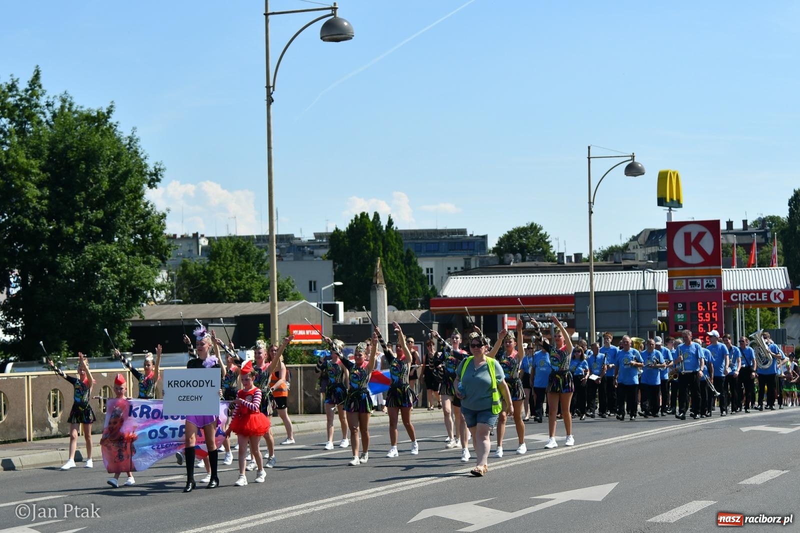 Zdjęcie w galerii na portalu naszraciborz.pl: Międzynarodowe Spotkania Artystyczne w Raciborzu. Barwny korowód przeszedł ulicami miasta wiadomości z regionu