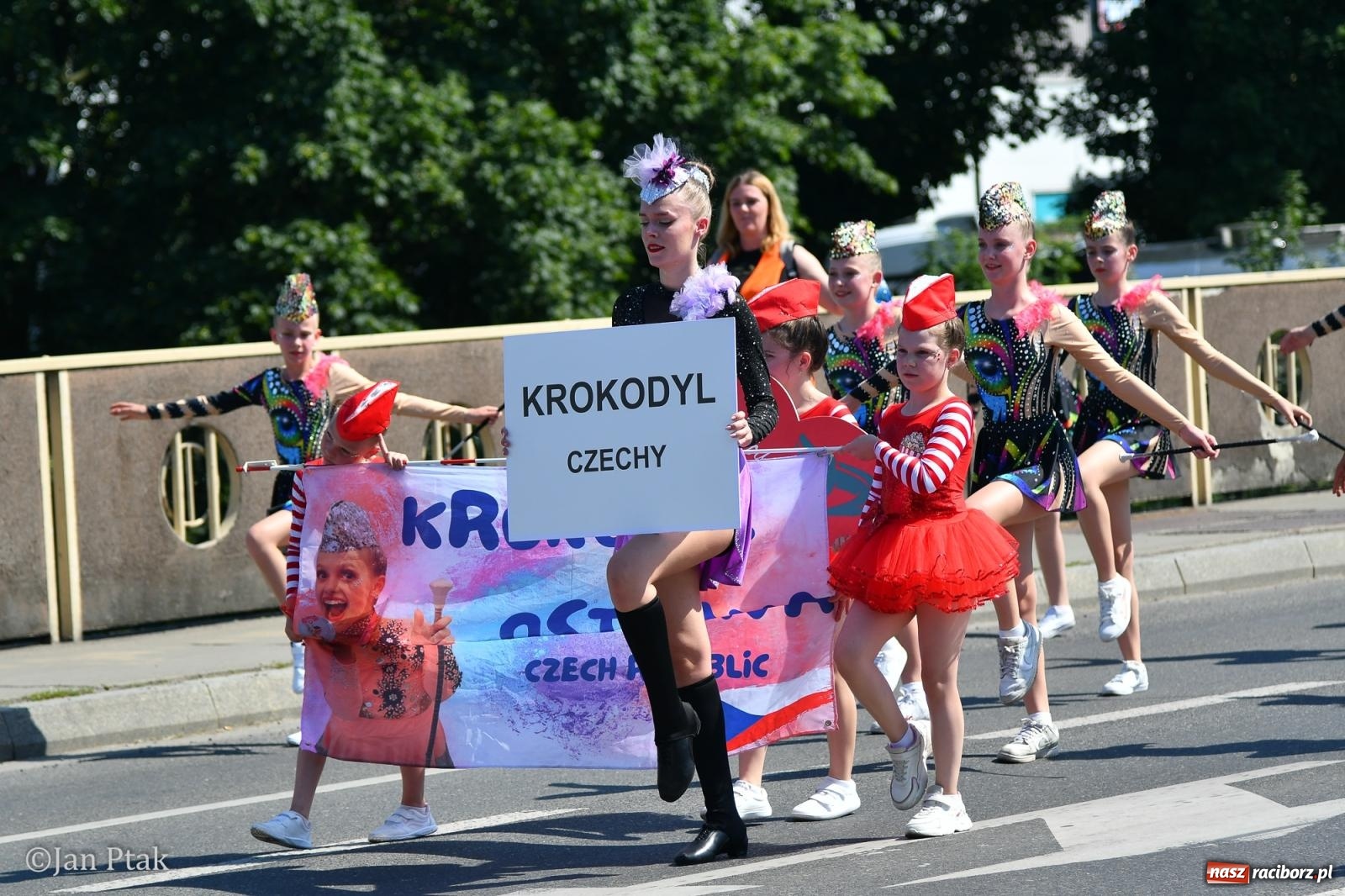 Zdjęcie w galerii na portalu naszraciborz.pl: Międzynarodowe Spotkania Artystyczne w Raciborzu. Barwny korowód przeszedł ulicami miasta wiadomości z regionu