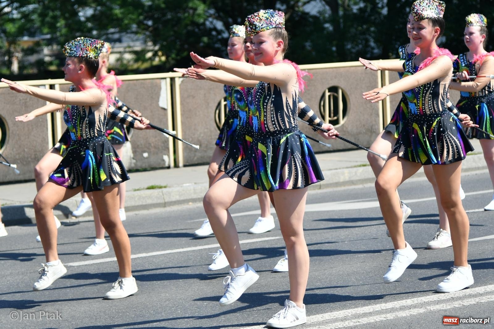 Zdjęcie w galerii na portalu naszraciborz.pl: Międzynarodowe Spotkania Artystyczne w Raciborzu. Barwny korowód przeszedł ulicami miasta wiadomości z regionu