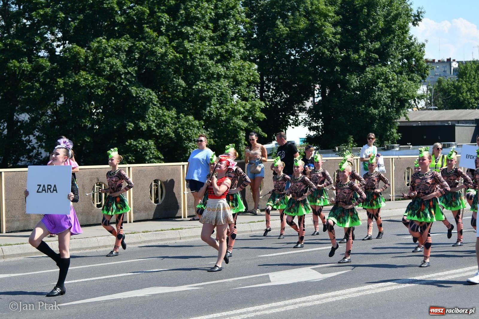 Zdjęcie w galerii na portalu naszraciborz.pl: Międzynarodowe Spotkania Artystyczne w Raciborzu. Barwny korowód przeszedł ulicami miasta wiadomości z regionu