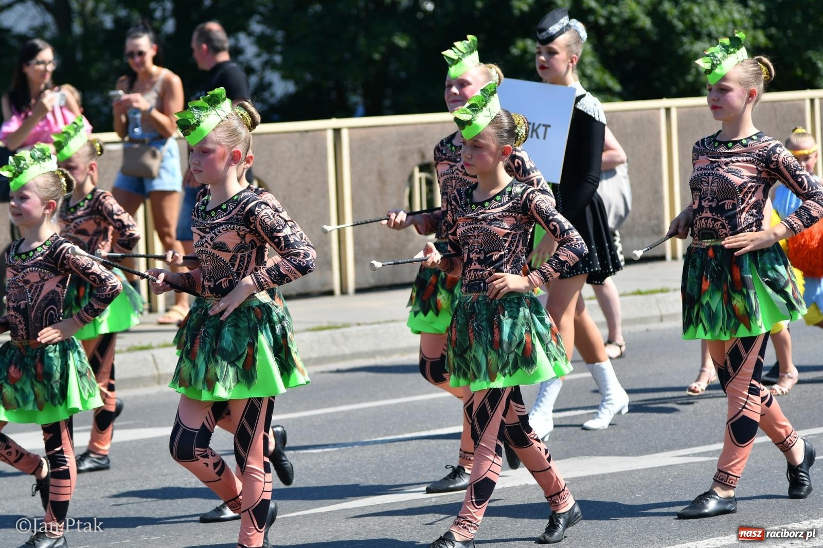 Zdjęcie w galerii na portalu naszraciborz.pl: Międzynarodowe Spotkania Artystyczne w Raciborzu. Barwny korowód przeszedł ulicami miasta wiadomości z regionu