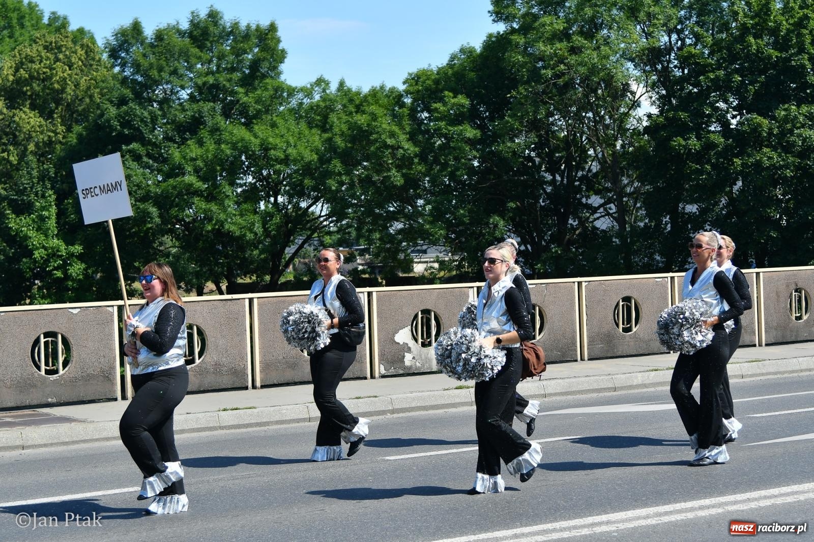 Zdjęcie w galerii na portalu naszraciborz.pl: Międzynarodowe Spotkania Artystyczne w Raciborzu. Barwny korowód przeszedł ulicami miasta wiadomości z regionu