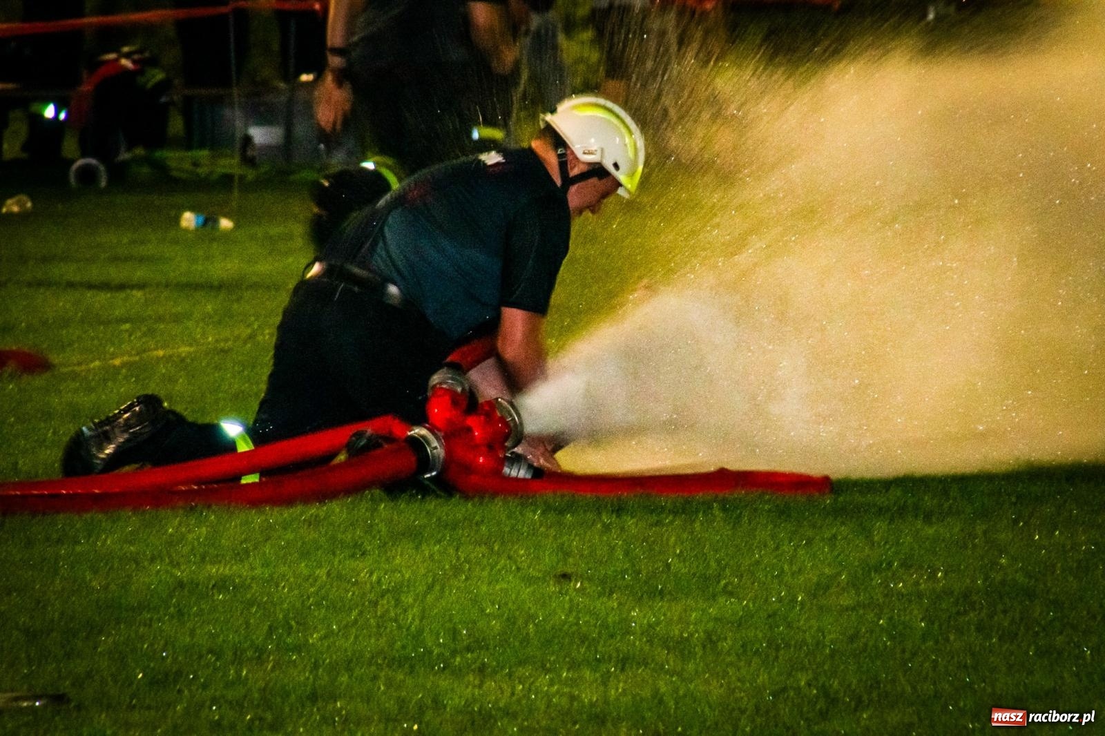 Zdjęcie w galerii na portalu naszraciborz.pl: Bój o rekord toru. Samborowice najlepsze na nocnych zawodach w Bolesławiu wiadomości z regionu