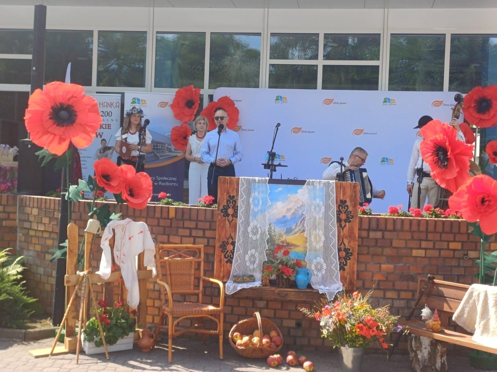 Zdjęcie w galerii na portalu naszraciborz.pl: Góralski Festyn Rodzinny w DPS Złota Jesień w Raciborzu wiadomości z regionu