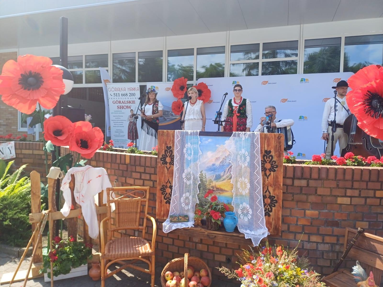 Zdjęcie w galerii na portalu naszraciborz.pl: Góralski Festyn Rodzinny w DPS Złota Jesień w Raciborzu wiadomości z regionu