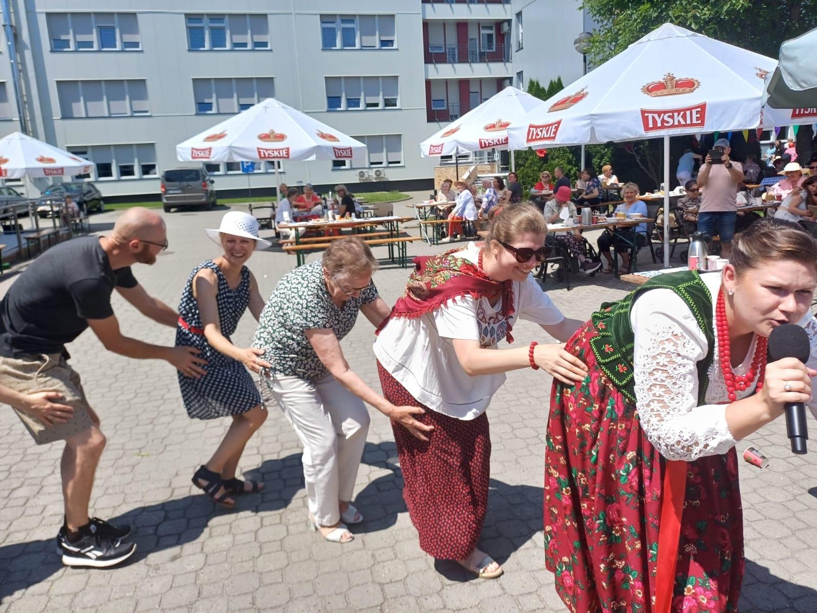Zdjęcie w galerii na portalu naszraciborz.pl: Góralski Festyn Rodzinny w DPS Złota Jesień w Raciborzu wiadomości z regionu