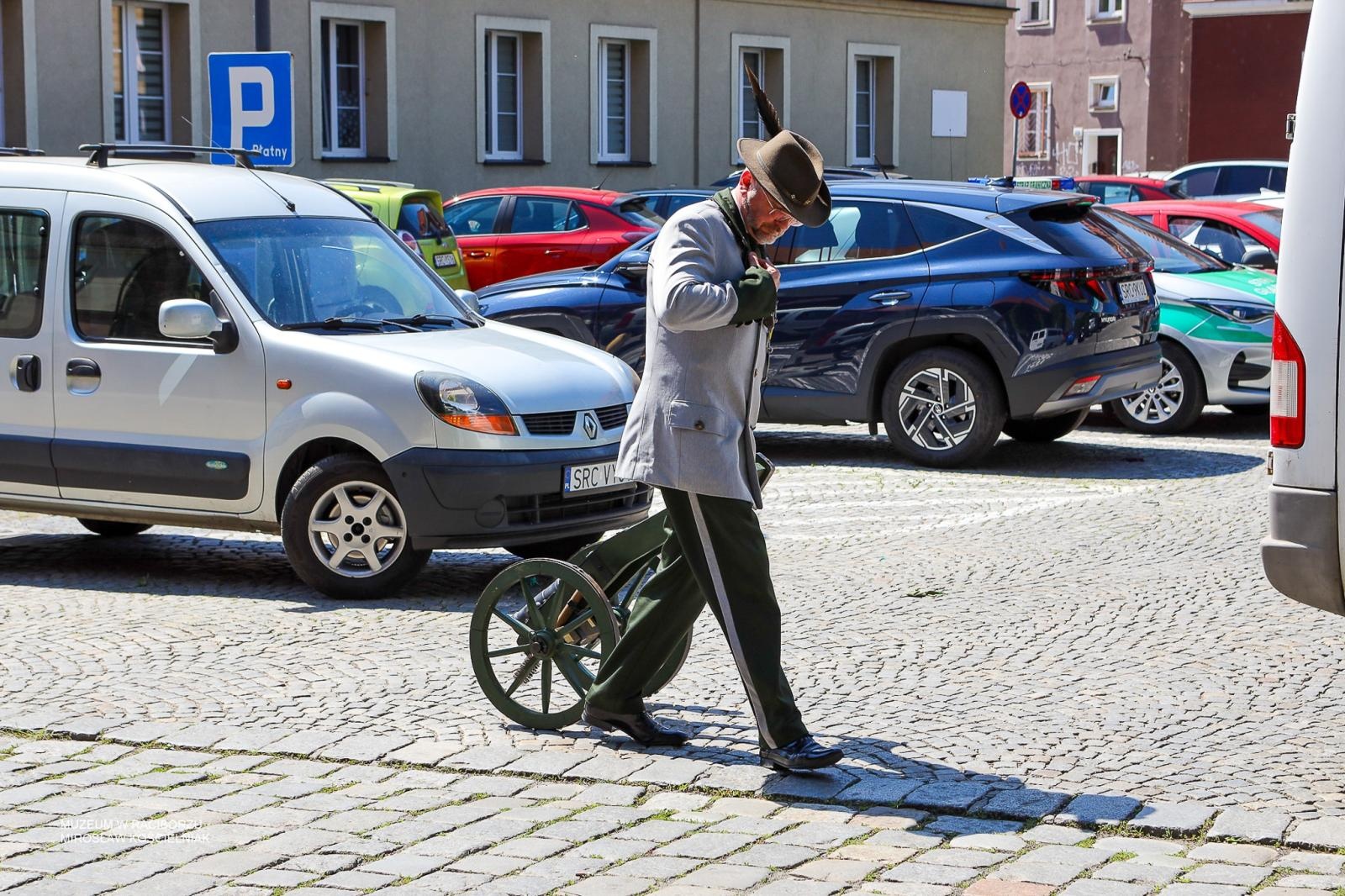 Zdjęcie w galerii na portalu naszraciborz.pl: Królowa zasiadła na tronie. Bracia kurkowi złożyli gratulacje wiadomości z regionu