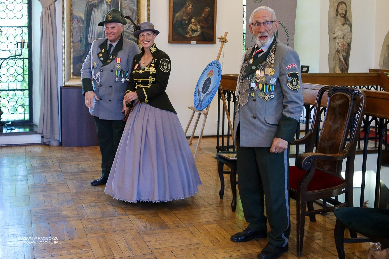 Zdjęcie w galerii na portalu naszraciborz.pl: Królowa zasiadła na tronie. Bracia kurkowi złożyli gratulacje wiadomości z regionu