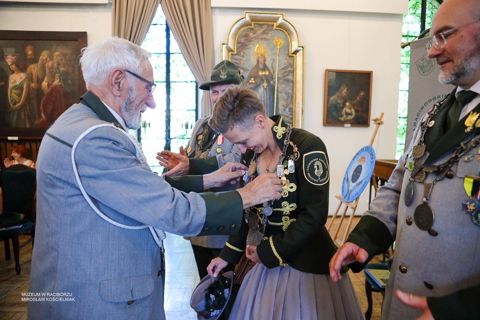 Zdjęcie w galerii na portalu naszraciborz.pl: Królowa zasiadła na tronie. Bracia kurkowi złożyli gratulacje wiadomości z regionu