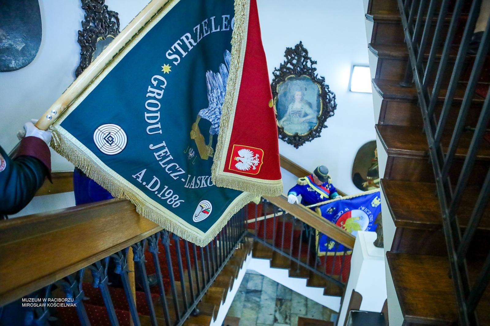 Zdjęcie w galerii na portalu naszraciborz.pl: Królowa zasiadła na tronie. Bracia kurkowi złożyli gratulacje wiadomości z regionu