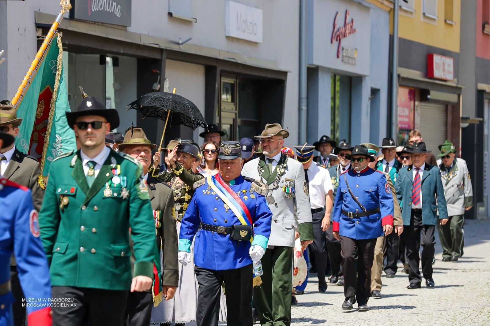 Zdjęcie w galerii na portalu naszraciborz.pl: Królowa zasiadła na tronie. Bracia kurkowi złożyli gratulacje wiadomości z regionu
