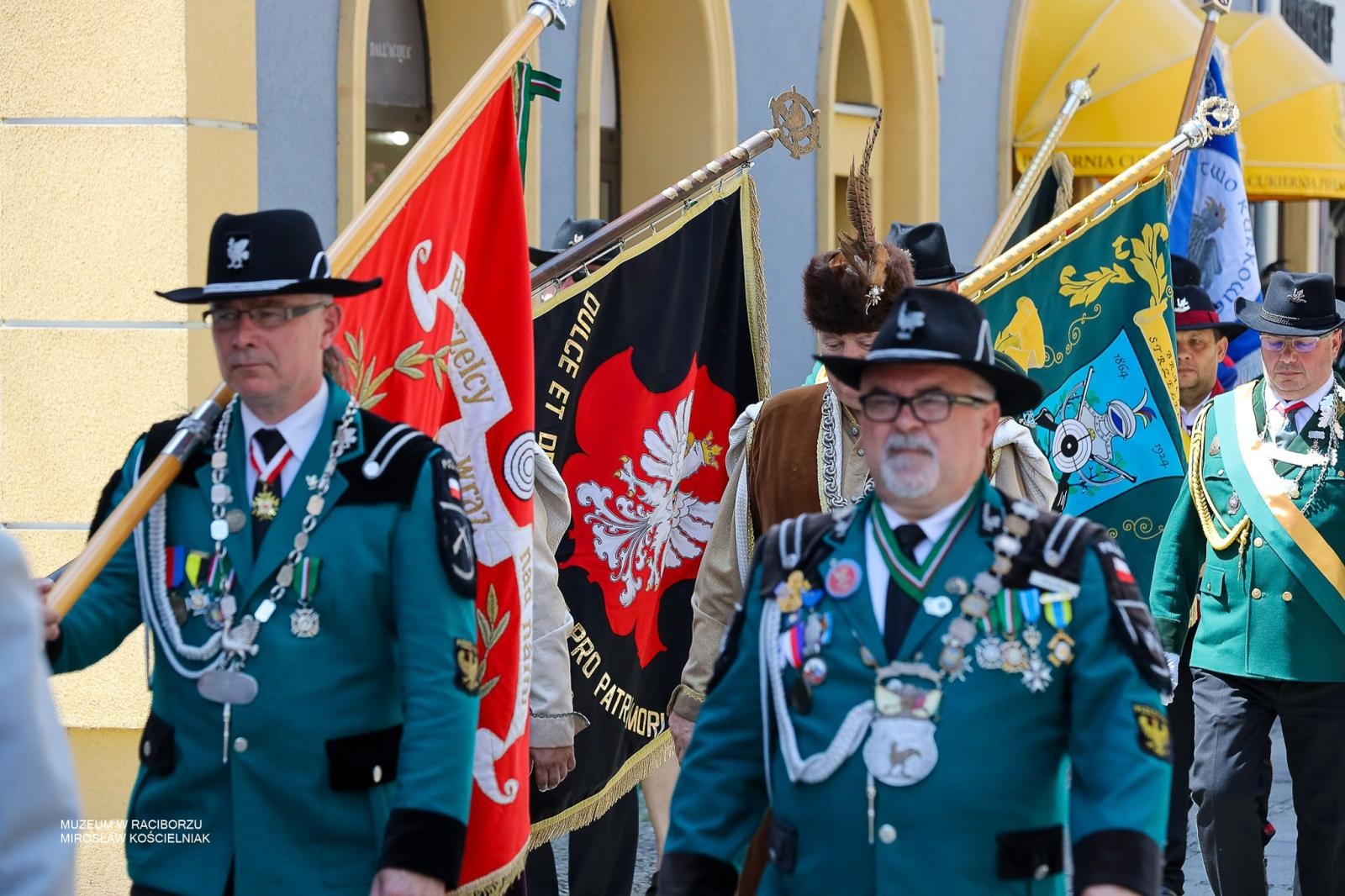 Zdjęcie w galerii na portalu naszraciborz.pl: Królowa zasiadła na tronie. Bracia kurkowi złożyli gratulacje wiadomości z regionu