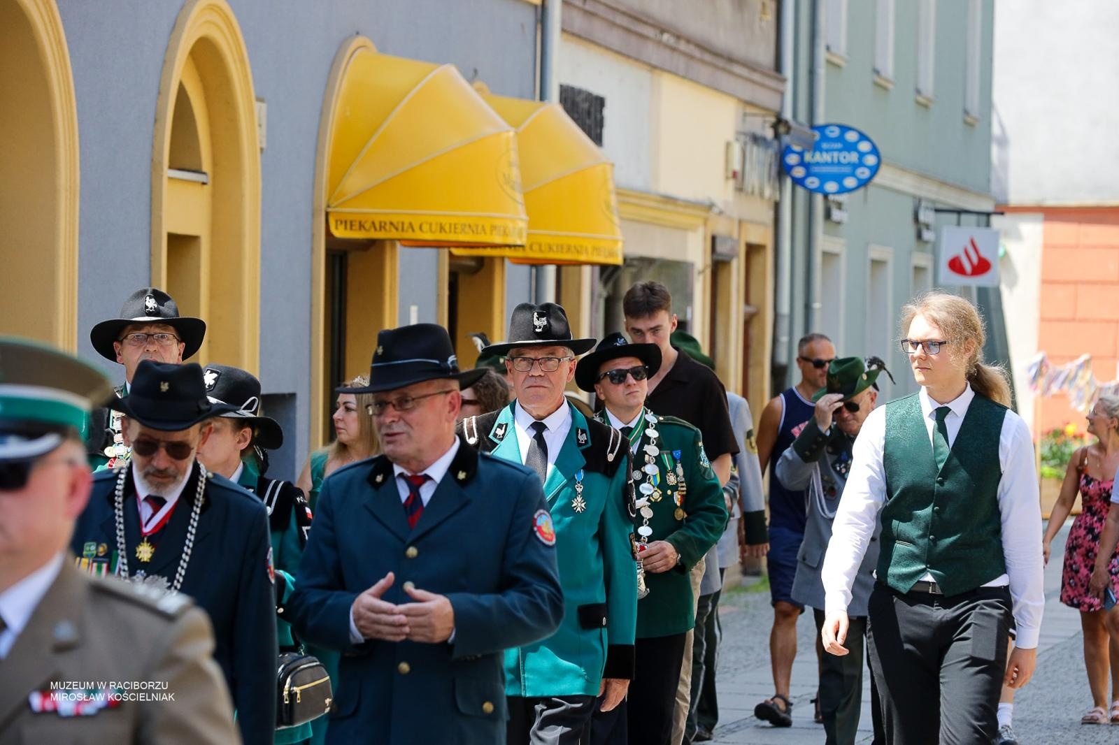 Zdjęcie w galerii na portalu naszraciborz.pl: Królowa zasiadła na tronie. Bracia kurkowi złożyli gratulacje wiadomości z regionu