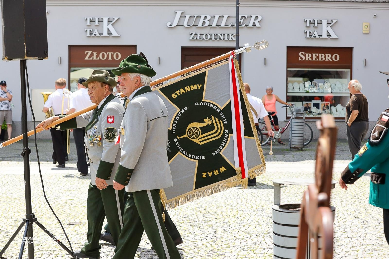 Zdjęcie w galerii na portalu naszraciborz.pl: Królowa zasiadła na tronie. Bracia kurkowi złożyli gratulacje wiadomości z regionu