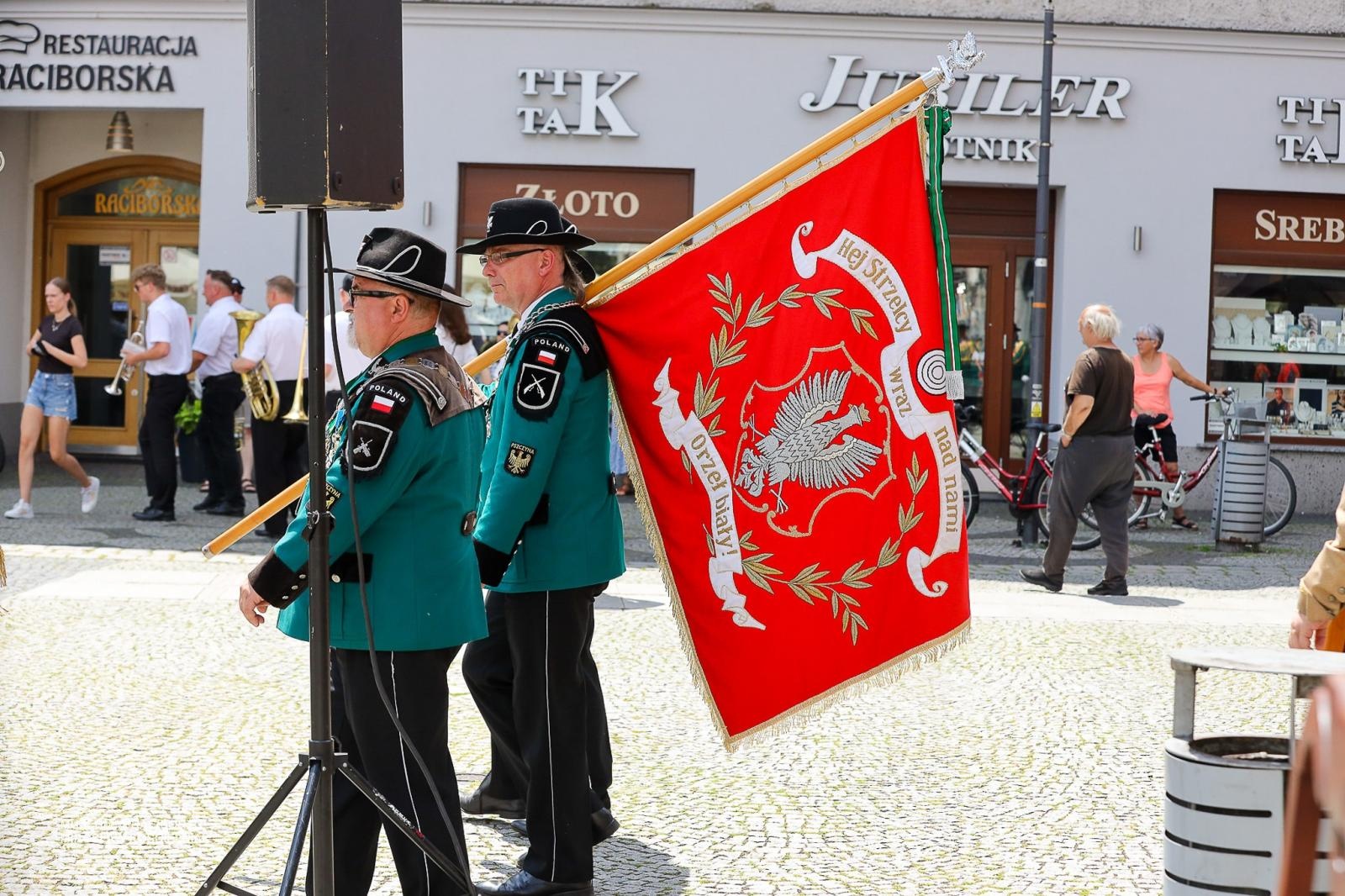 Zdjęcie w galerii na portalu naszraciborz.pl: Królowa zasiadła na tronie. Bracia kurkowi złożyli gratulacje wiadomości z regionu