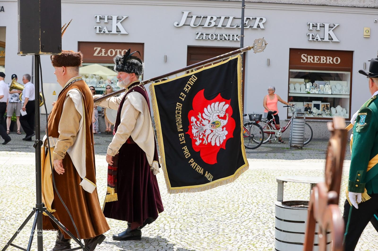 Zdjęcie w galerii na portalu naszraciborz.pl: Królowa zasiadła na tronie. Bracia kurkowi złożyli gratulacje wiadomości z regionu