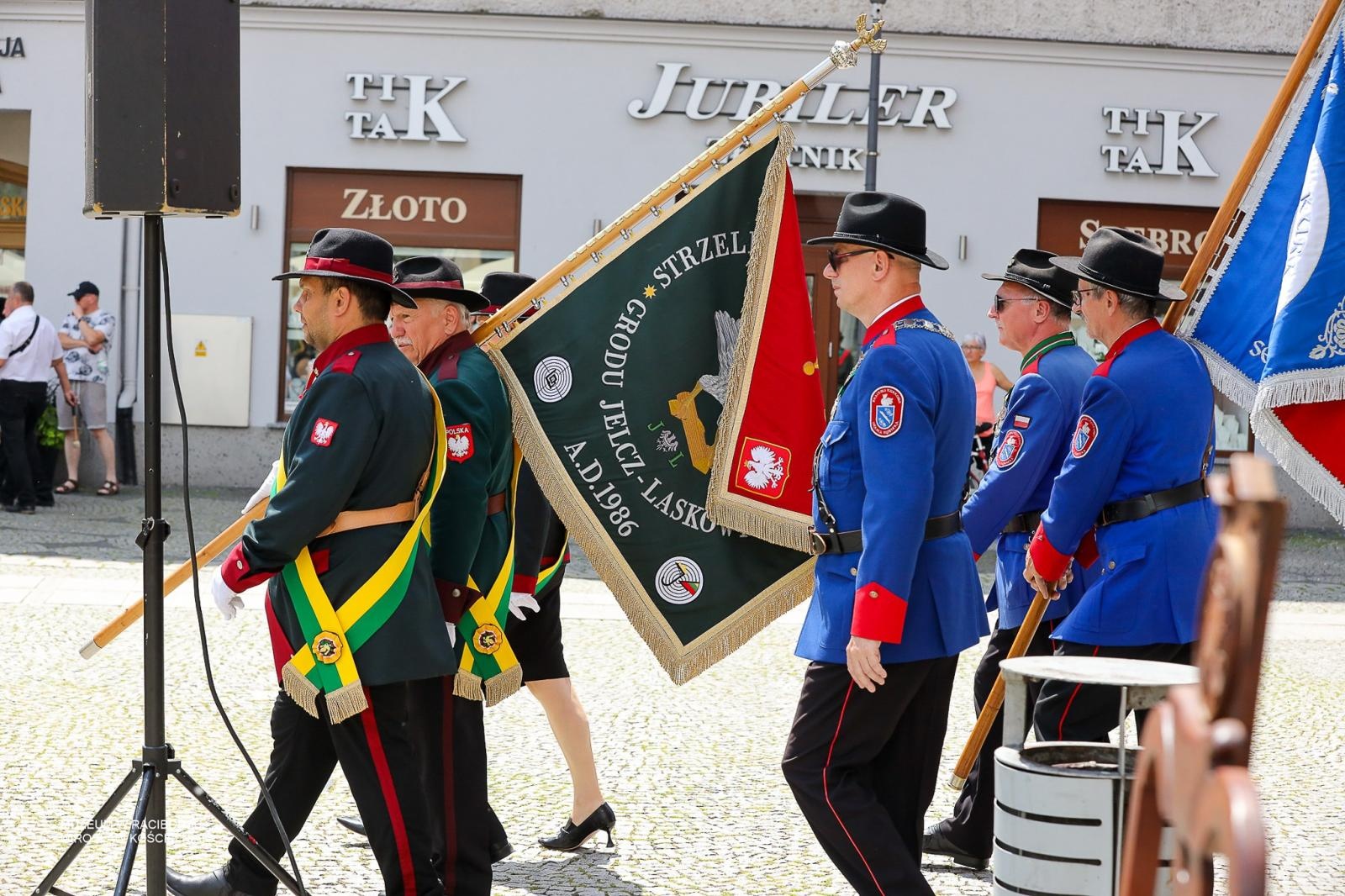 Zdjęcie w galerii na portalu naszraciborz.pl: Królowa zasiadła na tronie. Bracia kurkowi złożyli gratulacje wiadomości z regionu
