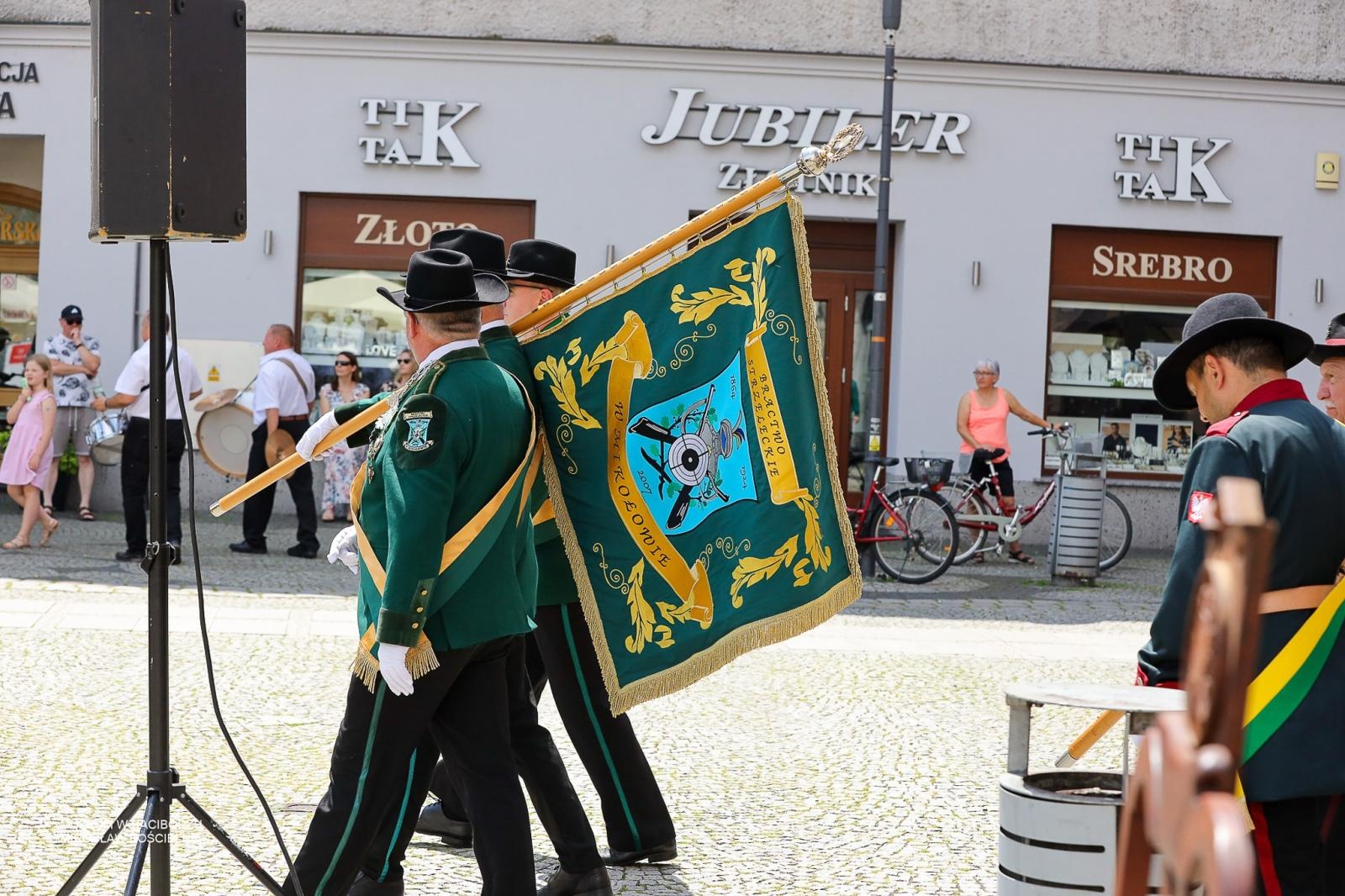 Zdjęcie w galerii na portalu naszraciborz.pl: Królowa zasiadła na tronie. Bracia kurkowi złożyli gratulacje wiadomości z regionu