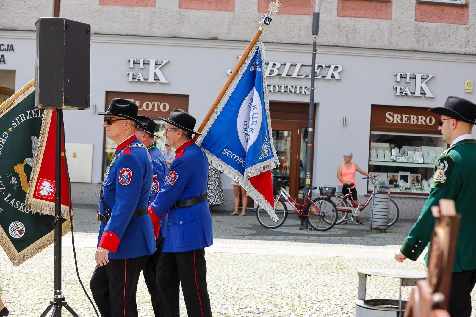 Zdjęcie w galerii na portalu naszraciborz.pl: Królowa zasiadła na tronie. Bracia kurkowi złożyli gratulacje wiadomości z regionu