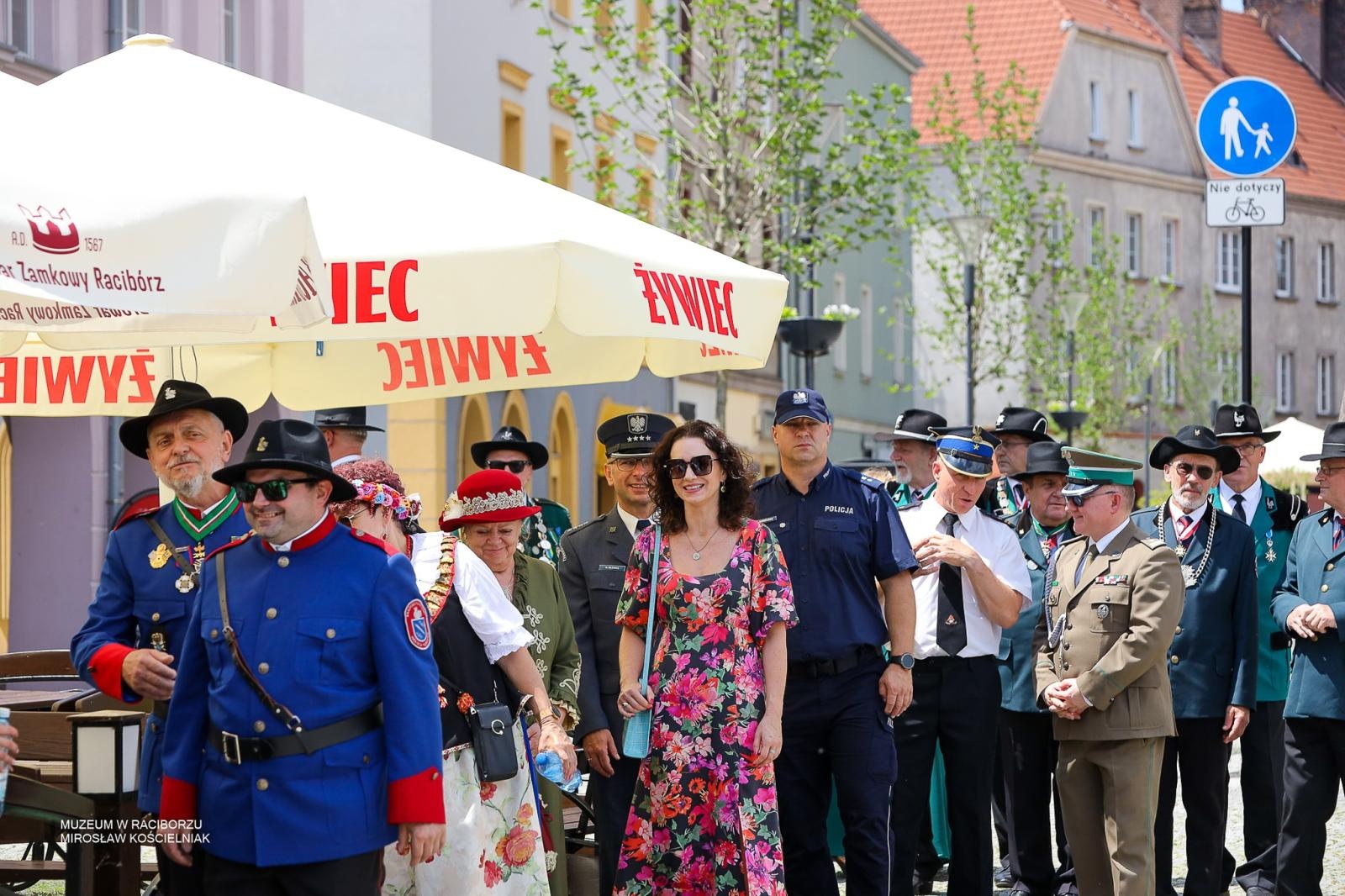 Zdjęcie w galerii na portalu naszraciborz.pl: Królowa zasiadła na tronie. Bracia kurkowi złożyli gratulacje wiadomości z regionu