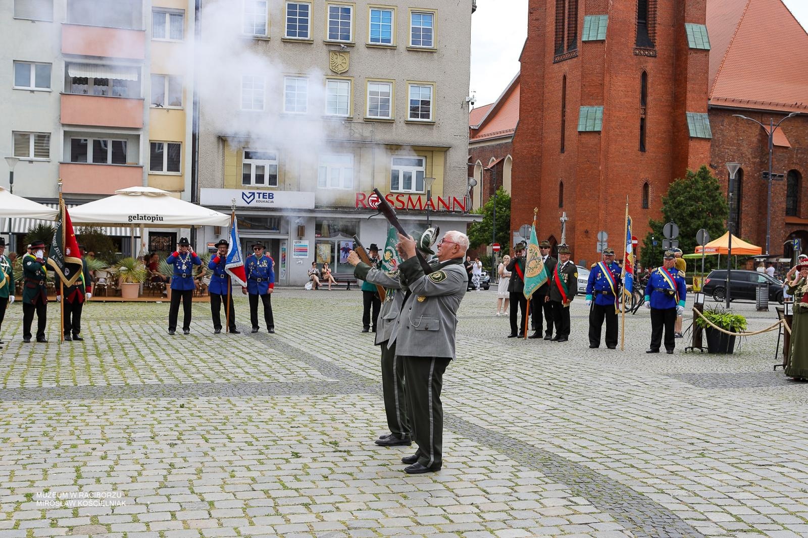 Zdjęcie w galerii na portalu naszraciborz.pl: Królowa zasiadła na tronie. Bracia kurkowi złożyli gratulacje wiadomości z regionu