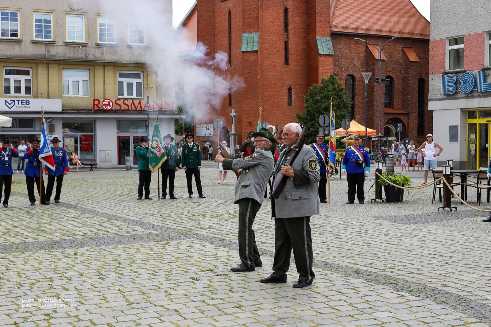 Zdjęcie w galerii na portalu naszraciborz.pl: Królowa zasiadła na tronie. Bracia kurkowi złożyli gratulacje wiadomości z regionu