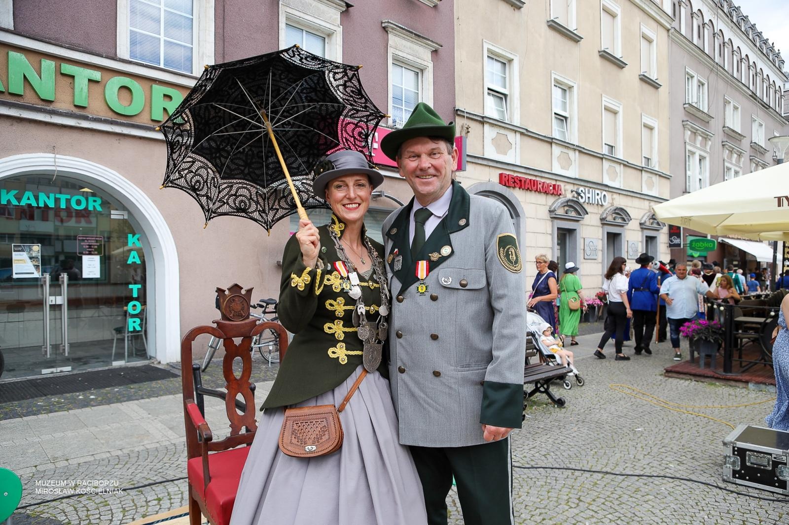 Zdjęcie w galerii na portalu naszraciborz.pl: Królowa zasiadła na tronie. Bracia kurkowi złożyli gratulacje wiadomości z regionu