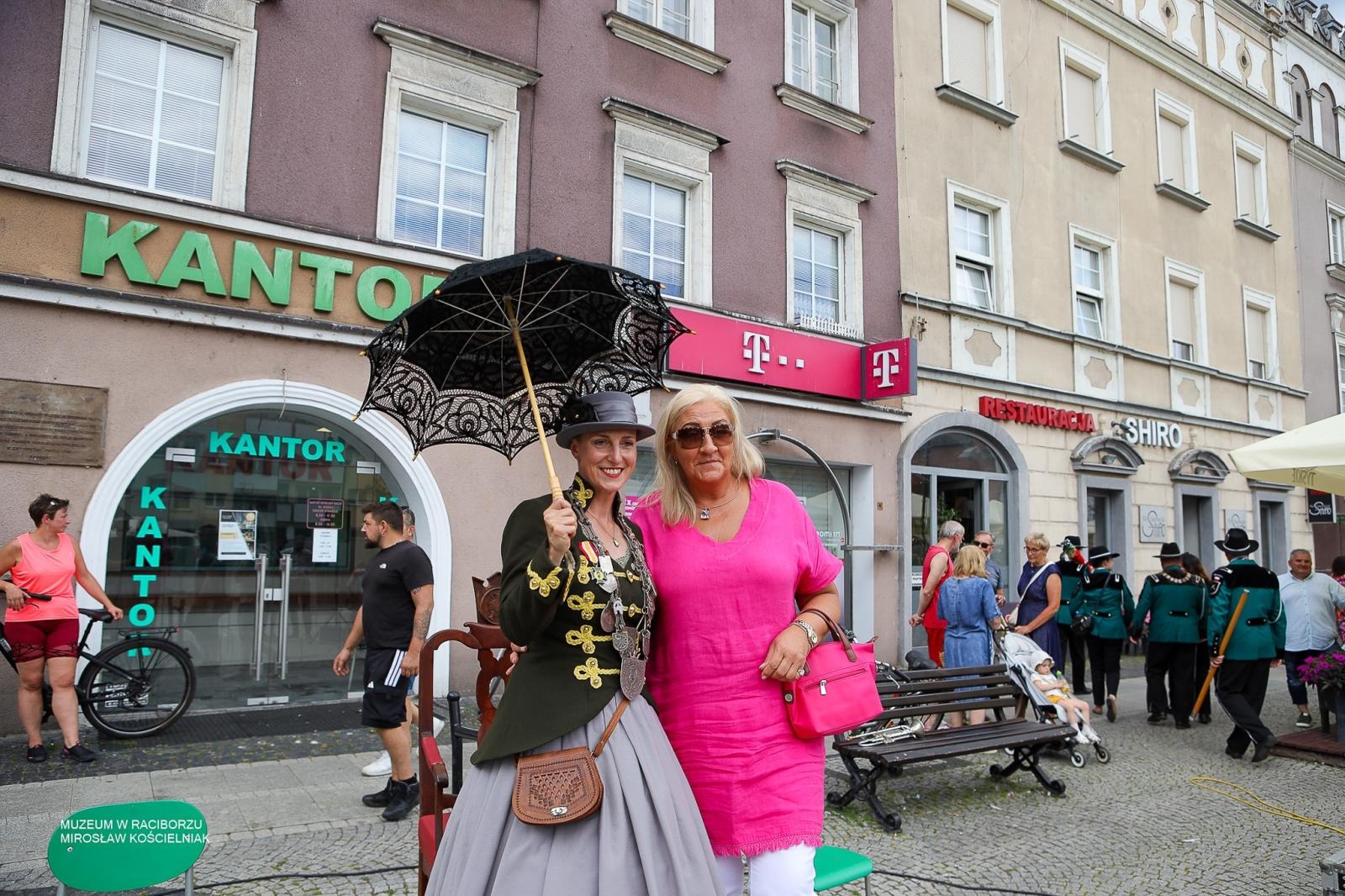 Zdjęcie w galerii na portalu naszraciborz.pl: Królowa zasiadła na tronie. Bracia kurkowi złożyli gratulacje wiadomości z regionu