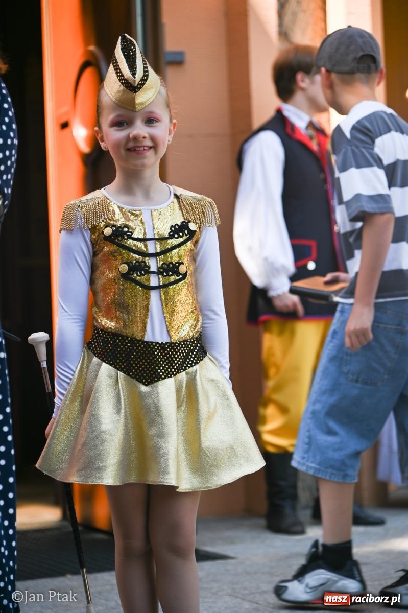 Zdjęcie w galerii na portalu naszraciborz.pl: Międzynarodowy folklor w Raciborzu. Zespoły z Kolumbii, Czech i Polski wspólnie na festiwalu wiadomości z regionu