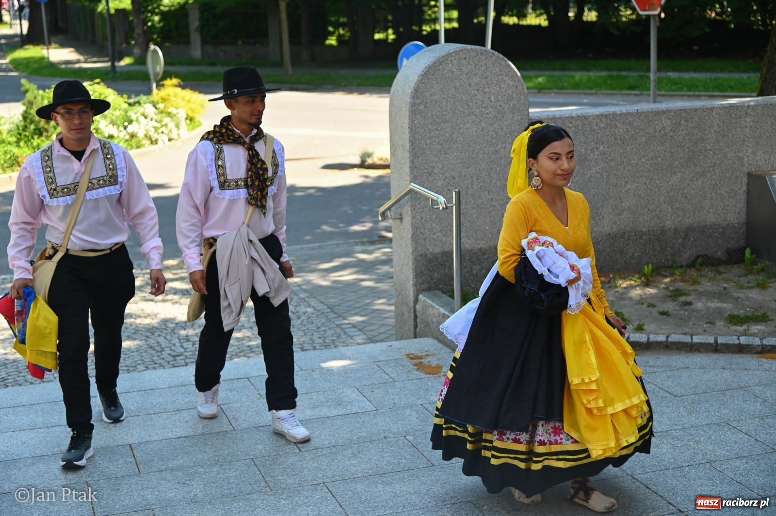 Zdjęcie w galerii na portalu naszraciborz.pl: Międzynarodowy folklor w Raciborzu. Zespoły z Kolumbii, Czech i Polski wspólnie na festiwalu wiadomości z regionu