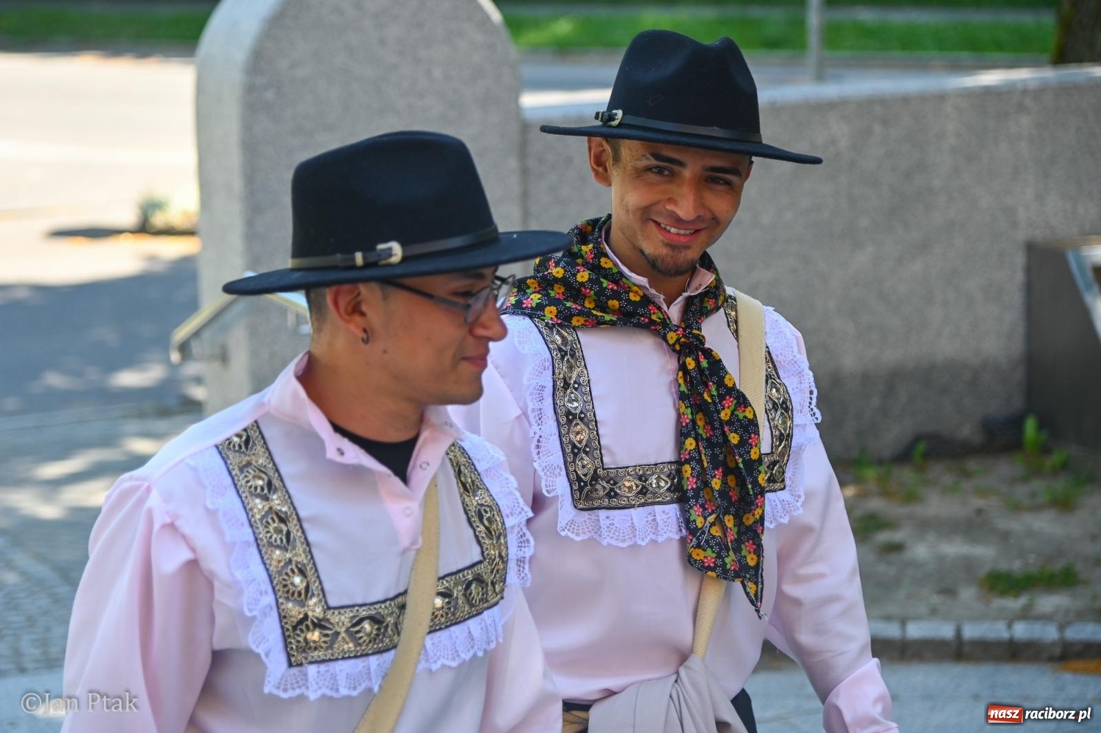 Zdjęcie w galerii na portalu naszraciborz.pl: Międzynarodowy folklor w Raciborzu. Zespoły z Kolumbii, Czech i Polski wspólnie na festiwalu wiadomości z regionu