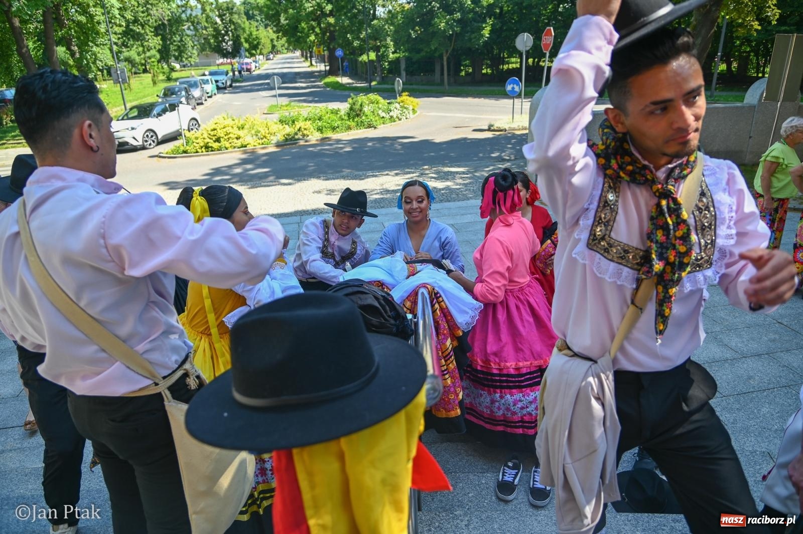 Zdjęcie w galerii na portalu naszraciborz.pl: Międzynarodowy folklor w Raciborzu. Zespoły z Kolumbii, Czech i Polski wspólnie na festiwalu wiadomości z regionu
