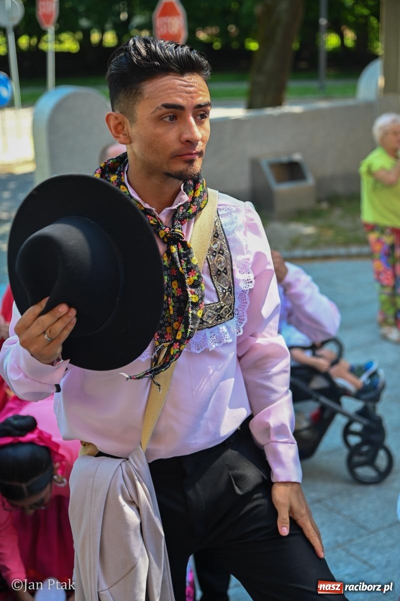 Zdjęcie w galerii na portalu naszraciborz.pl: Międzynarodowy folklor w Raciborzu. Zespoły z Kolumbii, Czech i Polski wspólnie na festiwalu wiadomości z regionu