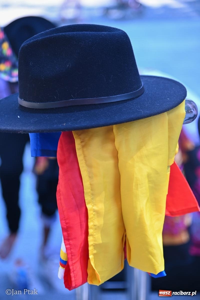 Zdjęcie w galerii na portalu naszraciborz.pl: Międzynarodowy folklor w Raciborzu. Zespoły z Kolumbii, Czech i Polski wspólnie na festiwalu wiadomości z regionu