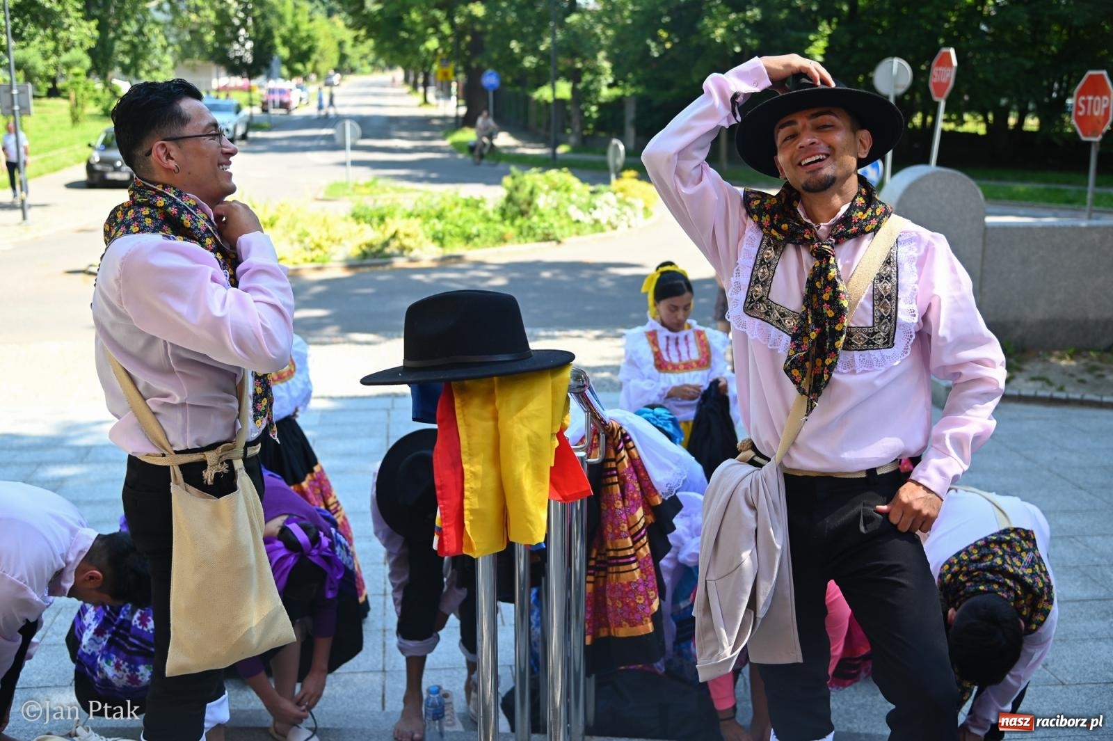 Zdjęcie w galerii na portalu naszraciborz.pl: Międzynarodowy folklor w Raciborzu. Zespoły z Kolumbii, Czech i Polski wspólnie na festiwalu wiadomości z regionu