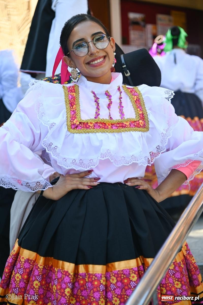 Zdjęcie w galerii na portalu naszraciborz.pl: Międzynarodowy folklor w Raciborzu. Zespoły z Kolumbii, Czech i Polski wspólnie na festiwalu wiadomości z regionu