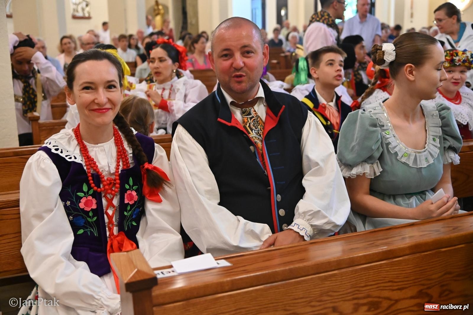 Zdjęcie w galerii na portalu naszraciborz.pl: Międzynarodowy folklor w Raciborzu. Zespoły z Kolumbii, Czech i Polski wspólnie na festiwalu wiadomości z regionu