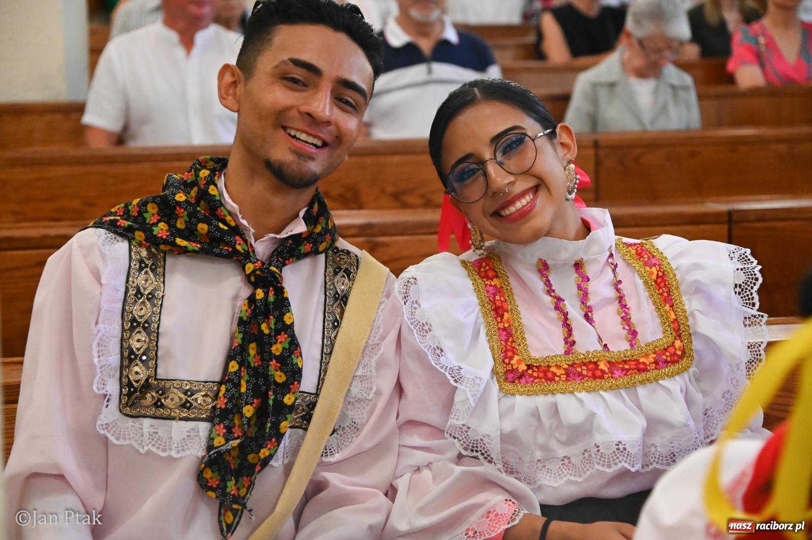 Zdjęcie w galerii na portalu naszraciborz.pl: Międzynarodowy folklor w Raciborzu. Zespoły z Kolumbii, Czech i Polski wspólnie na festiwalu wiadomości z regionu